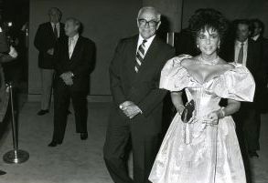 Elizabeth Taylor, Malcolm Forbes  1986.jpg